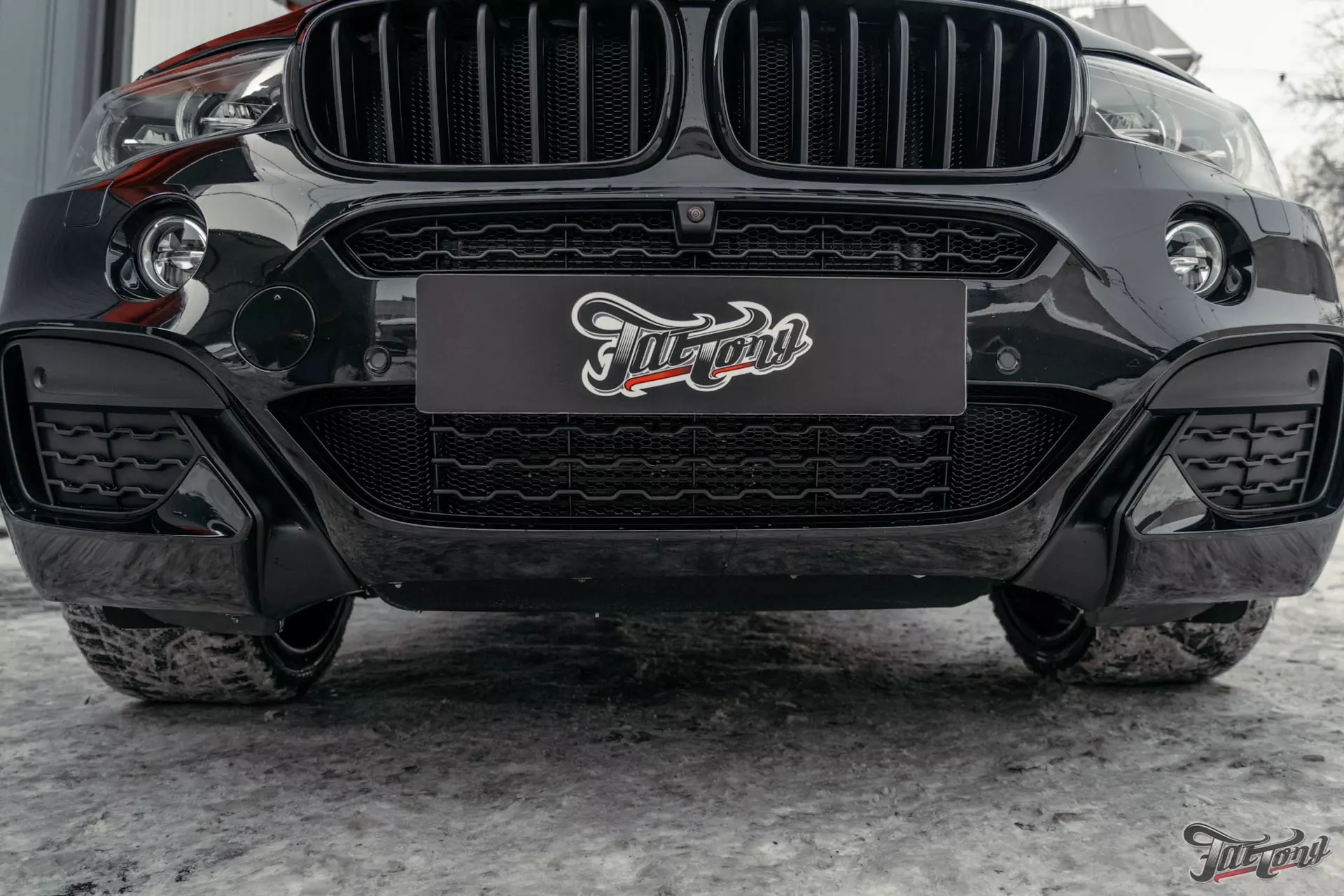 BMW X6. Перетяжка потолка в алькантару. Установка дополнительных сеток в бампер